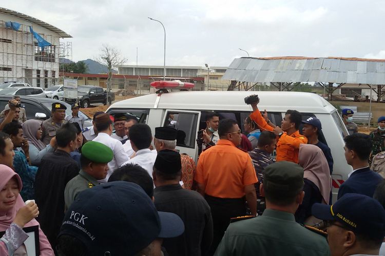 Ambulans mengangkut peti jenazah Dede Angraini dari Bandara Depati Amir, Pangkal Pinang.