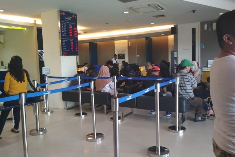 Pasca gangguan layanan transaksi di Bank Mandiri, yang membuat sejumlah nasabah di Batam, Kepulauan Riau ketakutan karena tiba-tiba saja saldo nasabah menjadi nol.
