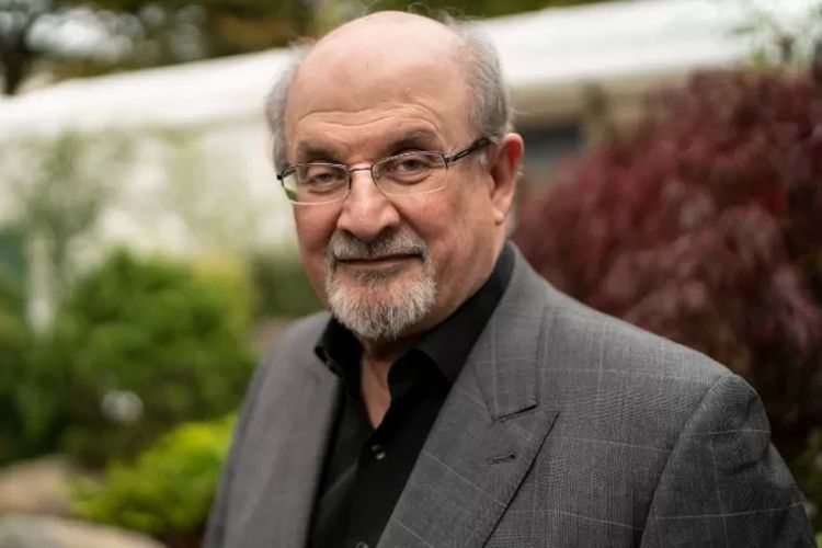 Rushdie harus bersembunyi dan mendapat perlindungan polisi setelah menerbitkan The Satanic Verses.