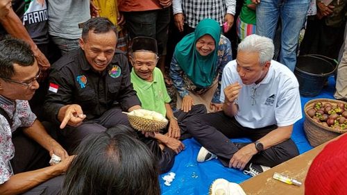 Momen Ganjar Gombali Warga saat Makan Durian: Lihat Sampeyan Tambah Manis