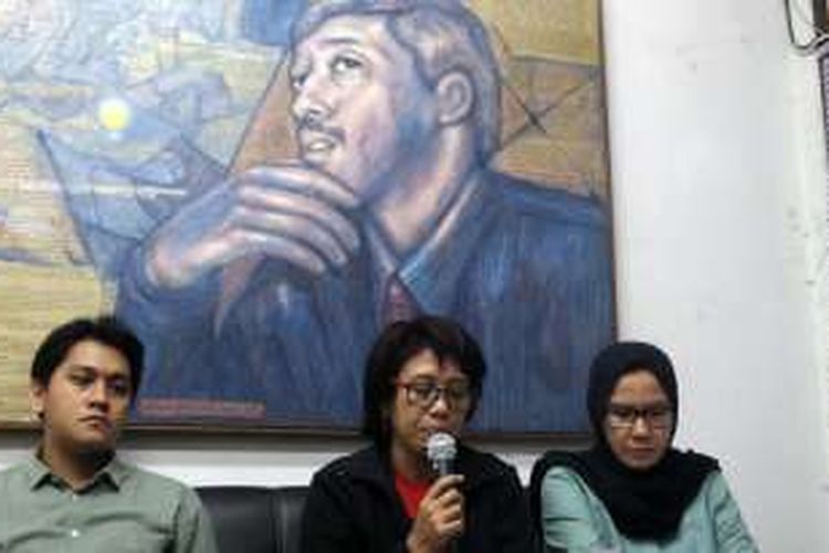 Istri aktivis HAM Munir, Suciwati, saat memberikan keterangan terkait keputusan KIP atas dokumen TPF kasus pembunuhan Munir, di kantor Kontras, Jakarta Pusat, Rabu (19/10/2016). Komisi Informasi Pusat (KIP) menyatakan dokumen TPF Kasus pembunuhan Munir harus diumumkan ke publik.