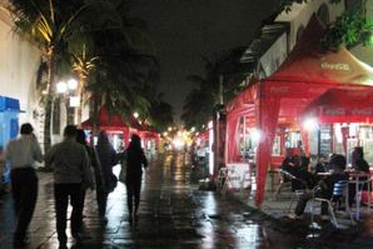 Suasana di Jalan Pintu Besar Utara di seputaran Taman Fatahillah, di malam hari.