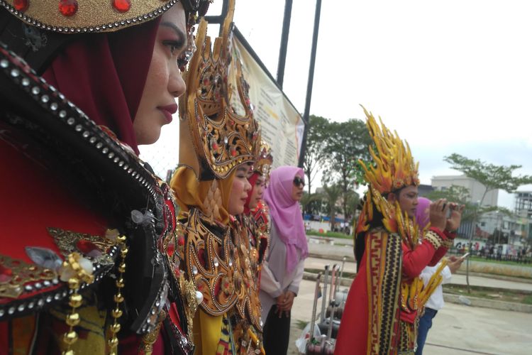 Penampil Kreasi Tapis Lampung bersiap tampil di acara peluncuran agenda pariwisata Lampung, Minggu (9/2/2020) pekan lalu. Selama tahun 2020, ratusan even pariwisata di Lampung siap puaskan dahaga traveller.  