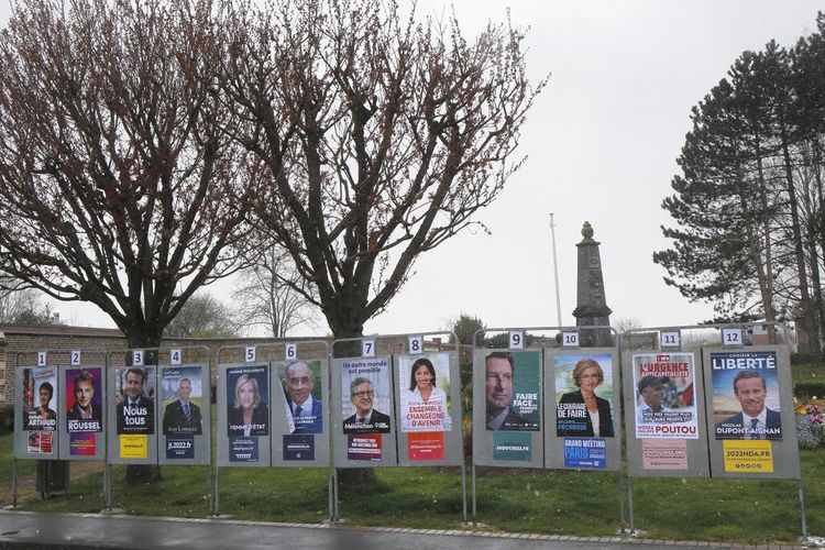 Poster pemilu yang menampilkan calon presiden dipajang di Avelin, Prancis utara, Jumat, 1 April 2022.