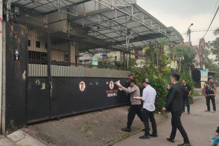 Polisi saat akan menangkap penganiaya dokter gigi di rumahnya di Jalan Taman Holis, Blok A Nomor 3, Cigondewah Kidul, Kecamatan Bandung Kulon, Kota Bandung, Senin (23/10/2023). 
