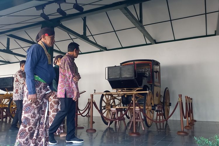 Raja Keraton Yogyakarta Sri Sultan HB X saat meninjau lokasi museum dan melihat koleksi kereta Keraton Yogyakarta
