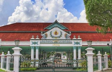 Keraton Yogyakarta. Salah satu tempat bersejarah di Yogyakarta yang didirikan oleh Sri Sultan Hamengkubuwono I pada tanggal 9 Oktober 1755. Salah satu fungsi keraton dalam budaya Jawa, yakni menjadi tempat tinggal raja, ratu, beserta keluarganya.