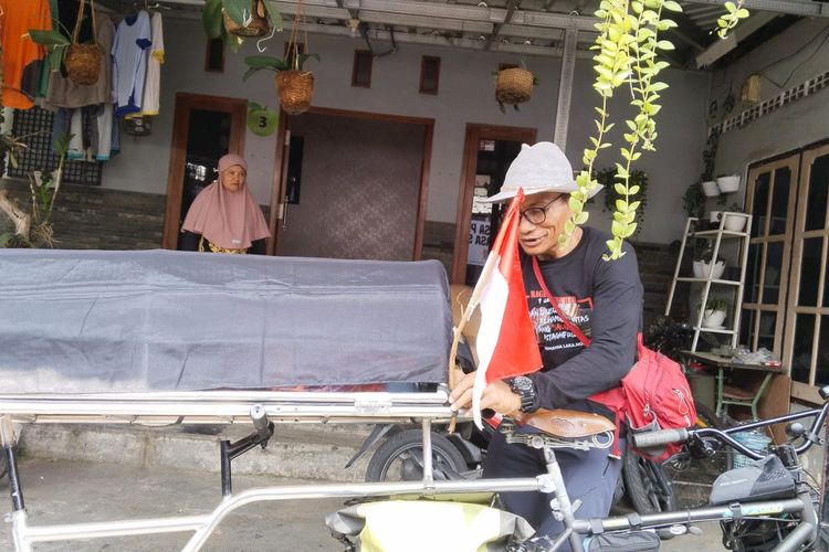 Miftahudin Ramli (53) asal Jalan Darsono, Kota Batu, Jawa Timur tengah melakukan persiapan perjalanan dengan bersepeda dari Malang menuju Jakarta membawa replika keranda. 