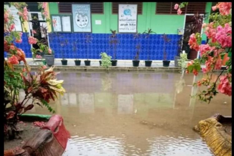 Sekolah terendam banjir di Belitung Timur, Senin (18/11/2019).