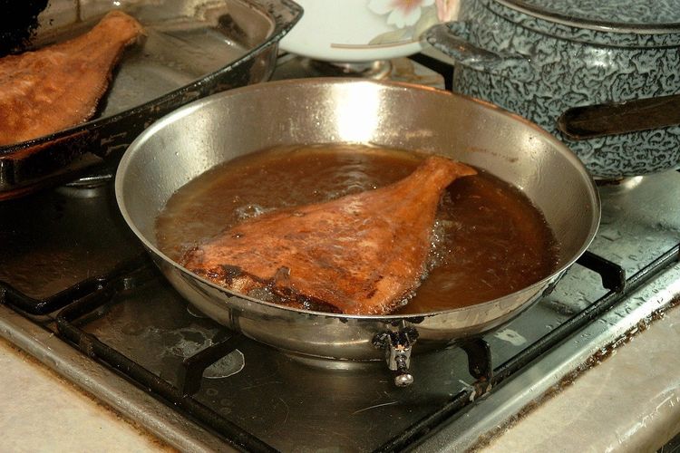 Ilustrasi ikan digoreng dalam minyak panas. 