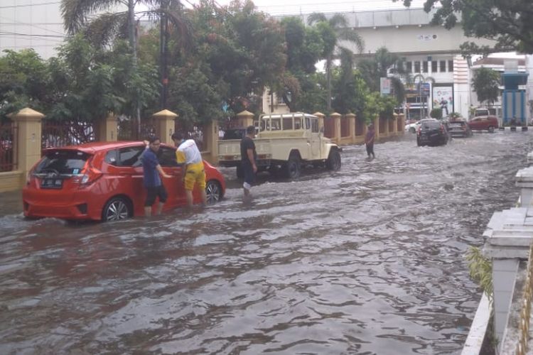 Banjir yang menggenangi jalan Kapten Tendean usai diguyur hujan selama tiga jam. Akibatnya, banyak kendaraan roda dua maupun roda empat mengalami mogok, Jumat (12/10/2018).