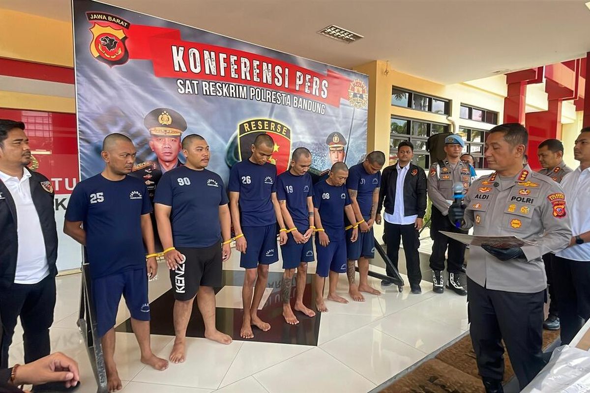 Kapolresta Bandung Kombes Pol Aldi Subartono saat melakukan gelar perkara kasua pembobolan Kantor Koperasi Simpan Pinjam di Kecamatan Katapang, Kabupaten Bandung, Jawa Barat, Rabu (15/10/2025)