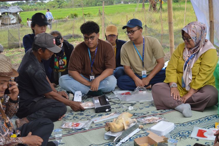 Politeknik Multimedia Nusantara (MNP) mendampingi petani Desa Sukawali melalui program pengabdian masyarakat.