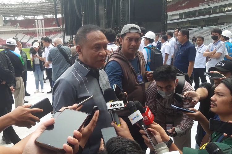 Zainudin Amali saat mengumumkan bahwa dirinya telah resmi berhenti dari jabatan Menpora di Stadiom utama Gelora Bung Karno, Senayan, Jakarta, pada Senin (13/3/2023) sore WIB. Kini ia fokus menjadi Wakil Ketua Umum PSSI.