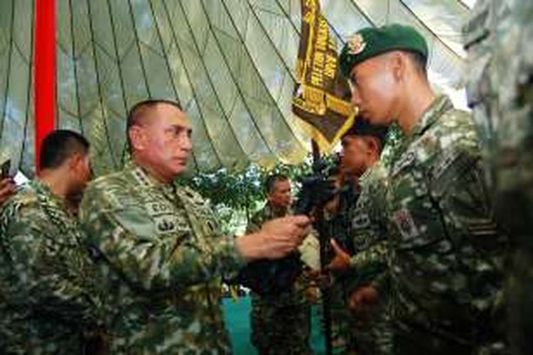 Panglima Kostrad Letjen Edy Rahmayadi memberikan penghargaan kepada para prajurit berprestasi di Markas Divisi 1 Infantri Cilodong, Depok, Jawa Barat, Selasa (19/4/2016).