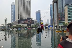 Satu Aktivis Greenpeace Lemas dan Diberi Oksigen Usai Turun dari Monumen Bundaran HI