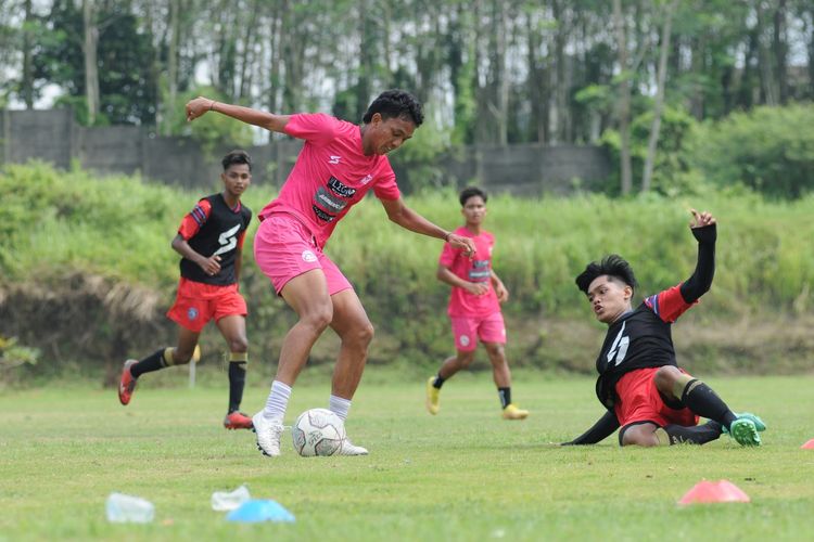 Pemain Arema FC Dedik Setiawan mengontrol bola saat latih tanding melawan Arema FC U20 yang berakhir dengan skor 7-2 di Lapangan Brawijaya Kota Malang, Sabtu (5/11/2022) pagi.