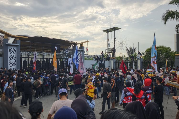 Aksi Jilid II di DPRD Kaltim, Massa Desak Hak Angket hingga Soroti Isu Dinasti