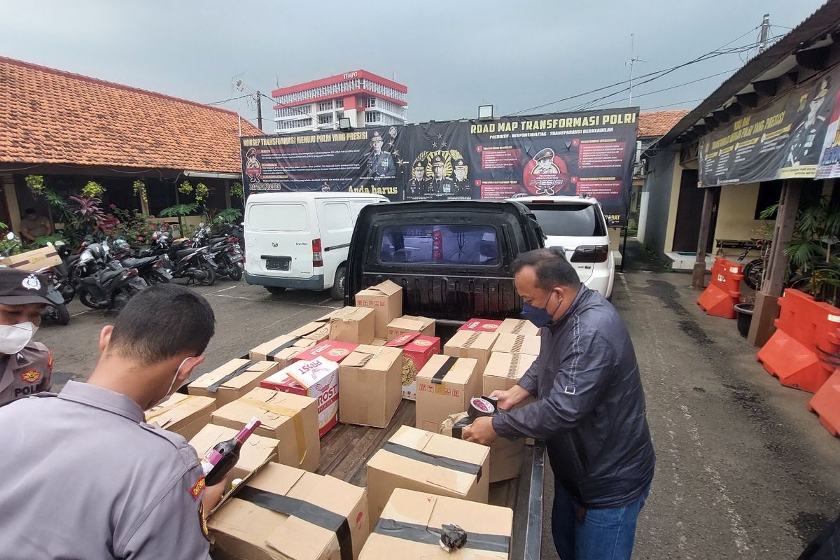 Polsek Palmerah menyita setidaknya 500 botol minuman keras (miras) dari sejumlah warung kelontong di Palmerah, Jakarta Barat, pada Kamis (17/3/2022). 