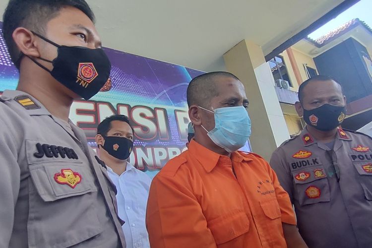 Buser Polsek Galur, Kabupaten Kulon Progo, Daerah Istimewa Yogyakarta, menangkap seorang pencuri gabah milik petani yang hendak dijemur. Para Petani resah. Kapolsek Galur Kompol Budi dan Kasi Humas Polres Kulon Progo, Iptu I Nengah Jeffry Prana Widyana menunjukkan S, pelaku yang sudah tertangkap.