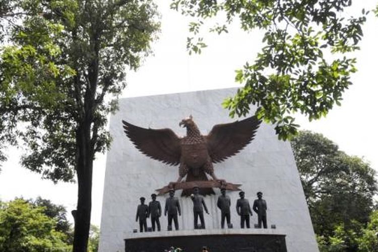 Pengunjung melihat Monumen Pancasila Sakti di kawasan Lubang Buaya, Jakarta Timur, Minggu (8/5/2011). Nilai-nilai luhur Pancasila sebagai pemersatu bangsa saat ini dikhawatirkan semakin pudar seiring dengan makin kurangnya generasi muda mempelajari dan memahami Pancasila serta makin maraknya budaya kekerasan di kehidupan bangsa.