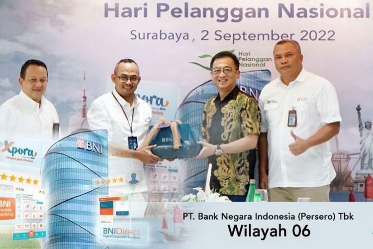 Direktur Human Capital dan Compliance BNI Mucharom (kedua dari kiri), dan Founders & CEO Tan Corp, Hermanto Tanoko (ketiga dari kiri) bersama pejabat wilayah BNI dalam Mini Gathering Hari Pelanggan Nasional BNI 2022 di Surabaya, Jumat (2/9/2022). 

