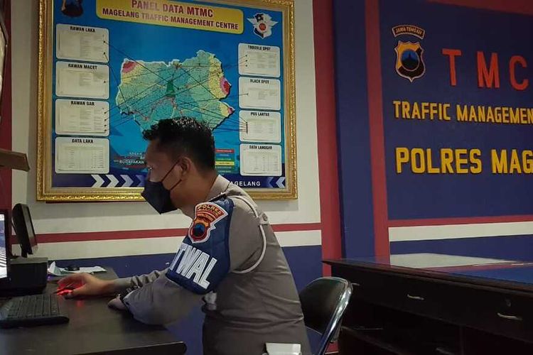 Petugas sedang memonitor Tilang Elektronik atau Electronic Traffic Law Enforcement (ETLE) di TMC Polres Magelang, yang mulai berlaku Selasa (23/3/2021).