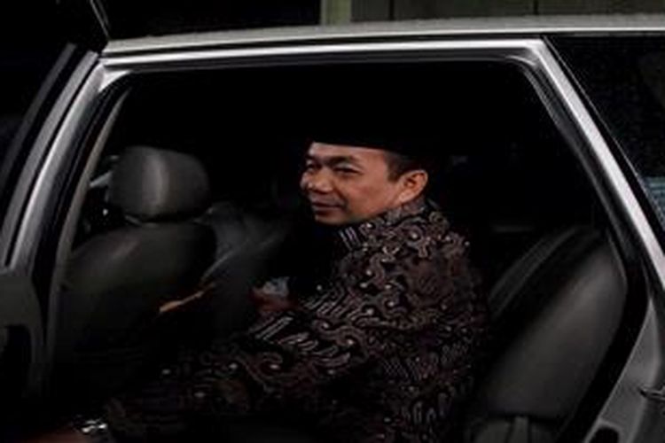 Komisi Pemberantasan Korupsi (KPK), Jakarta, Senin (22/4/2013) memeriksa kembali Anggota Komisi VIII Dewan Perwakilan Rakyat (DPR RI) Jazuli Juwaini. Jazuli di periksa terkait penyidikan kasus dugaan korupsi dan tindak pidana pencucian uang kepengurusan rekomendasi kuota impor daging sapi. Jazuli tampak memasuki kendaraannya usai diperiksa dan  memberikan keterangan pers.
