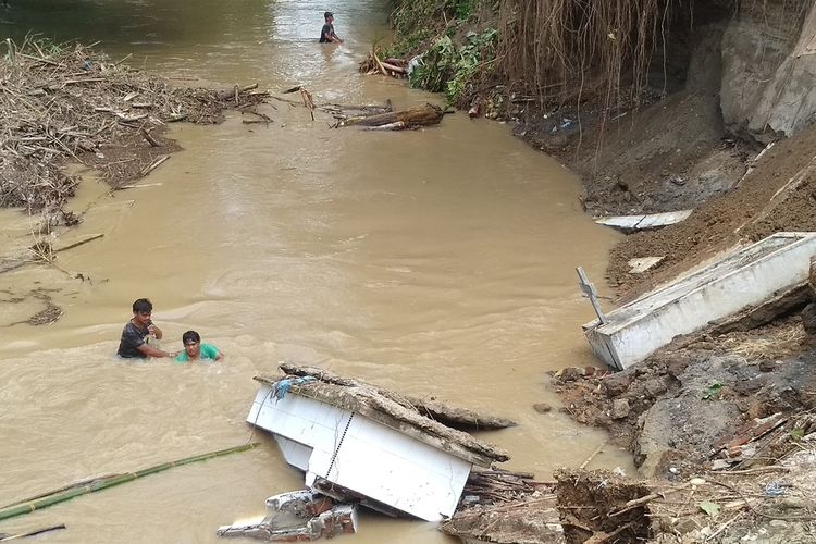 Diterjang Banjir, 6 Makam Di TPU Simalingkar B Medan Amblas Ke Sungai ...