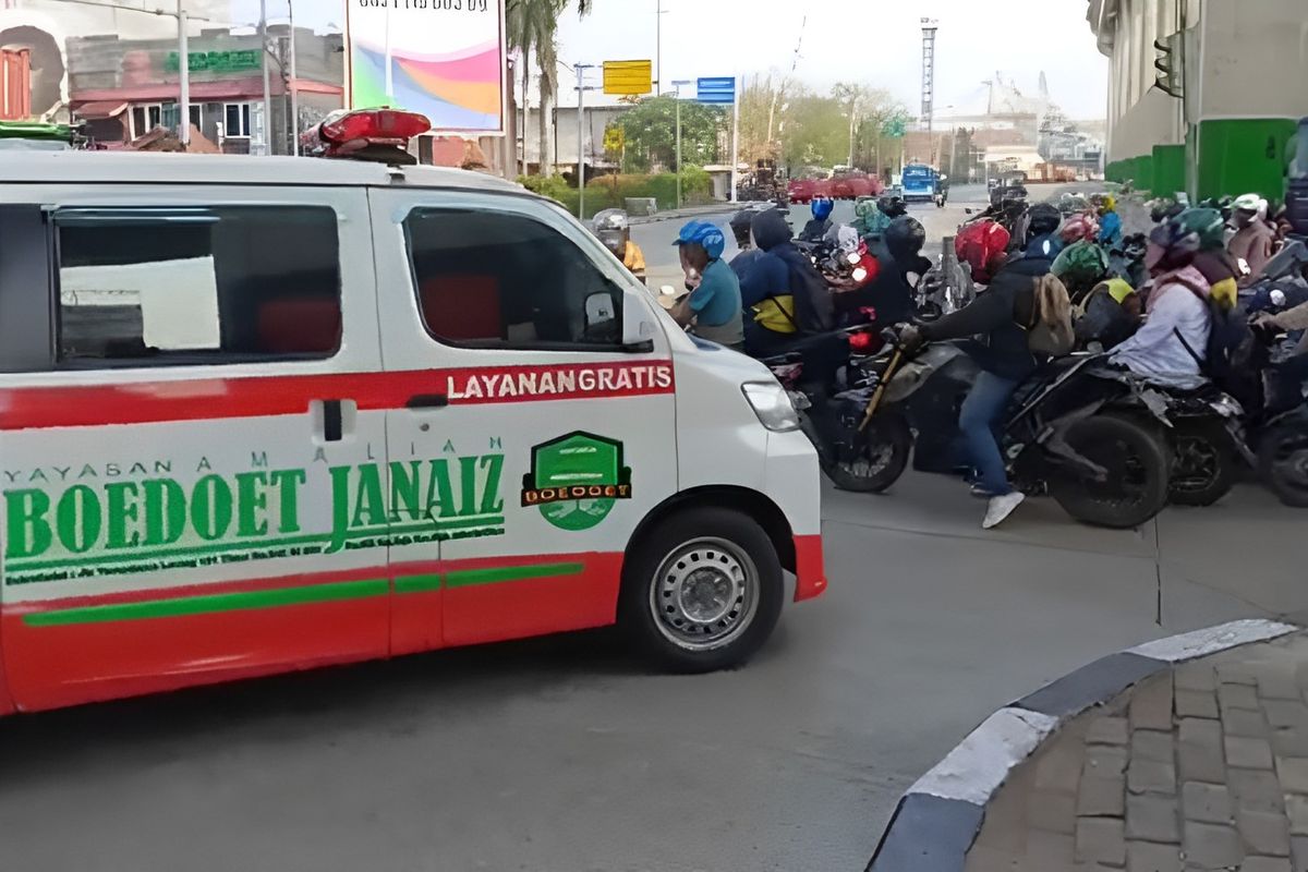 Pengemudi ambulans di Persimpangan Mambo, Jakarta Utara, terpaksa menunggu sementara waktu akibat ulah para pengendara nakal yang melanggar lalu lintas, Senin (13/11/2023). 