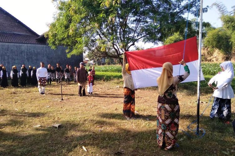 Upacara peringatan HUT Kemerdekaan RI bernuansa adat dan berbahasa Jawa yang diselenggarakan oleh pegiatn Seni dan Budaya Jombang Jawa Timur