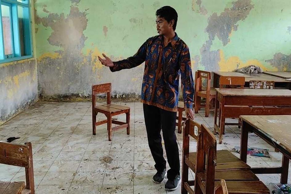 Rizky menunjukan kelas yang kosong, halaman yang masih tergenang rob, dan lumut yang memenuhi halaman upacara, karena terus direndam rob sejak November 2024- Januari 2025, pada Jumat (10/1/1025) siang.