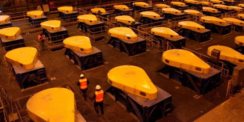 Staf PT Freeport Indonesia mengecek salah satu rangkaian proses flotasi atau pengapungan mineral, seperti tembaga, emas, dan perak, di salah satu pabrik pengolahan konsentrat, Tembagapura, Papua.