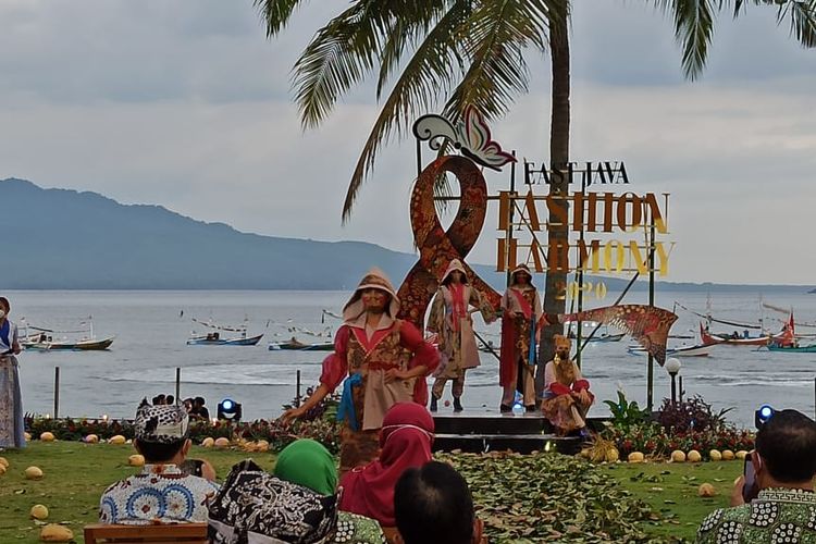 Kegiatan East Java fashion Harmony di pantai selong Banyuwangi Sabtu (14/11/2020