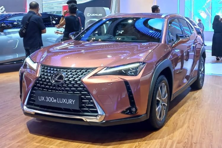 Mobil listrik Lexus UX 300e di GIIAS 2024