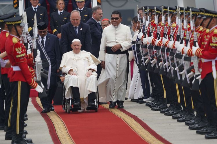 Pemimpin Tertinggi Gereja Katolik sedunia dan Kepala Negara Vatikan Paus Fransiskus tiba di Bandara Soekarno Hatta, Banten, Indonesia, Selasa (3/9/2024). Indonesia merupakan negara pertama yang dikunjungi dari rangkaian empat negara, yakni Indonesia, Papua Nuguni, Timor Leste dan Singapura. Paus disambut Menteri Agama Republik Indonesia Yaqut Cholil Qoumas, Dewan Pertimbangan Presiden Republik Indonesia Gandi Sulistiyanto, dan Duta Besar Indonesia untuk Tahta Suci Michael Trias Kuncahyono.

INDONESIA PAPAL VISIT COMMITTEE/ DANU KUSWORO
03-09-2024