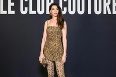 Seksi, Anne Hathaway Pakai Dress dan Legging Bermotif Macan Tutul