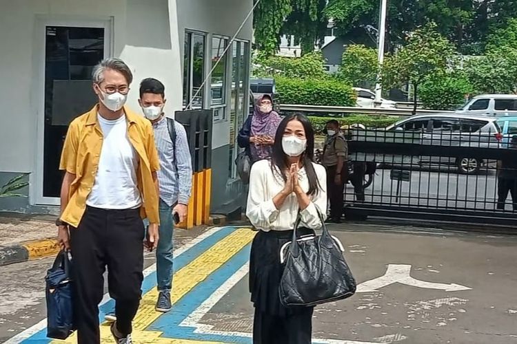 Artis Nirina Zubir dan suaminya, Ernest Syarif di Pengadilan Negeri (PN) Jakarta Barat, Selasa (17/5/2022). 