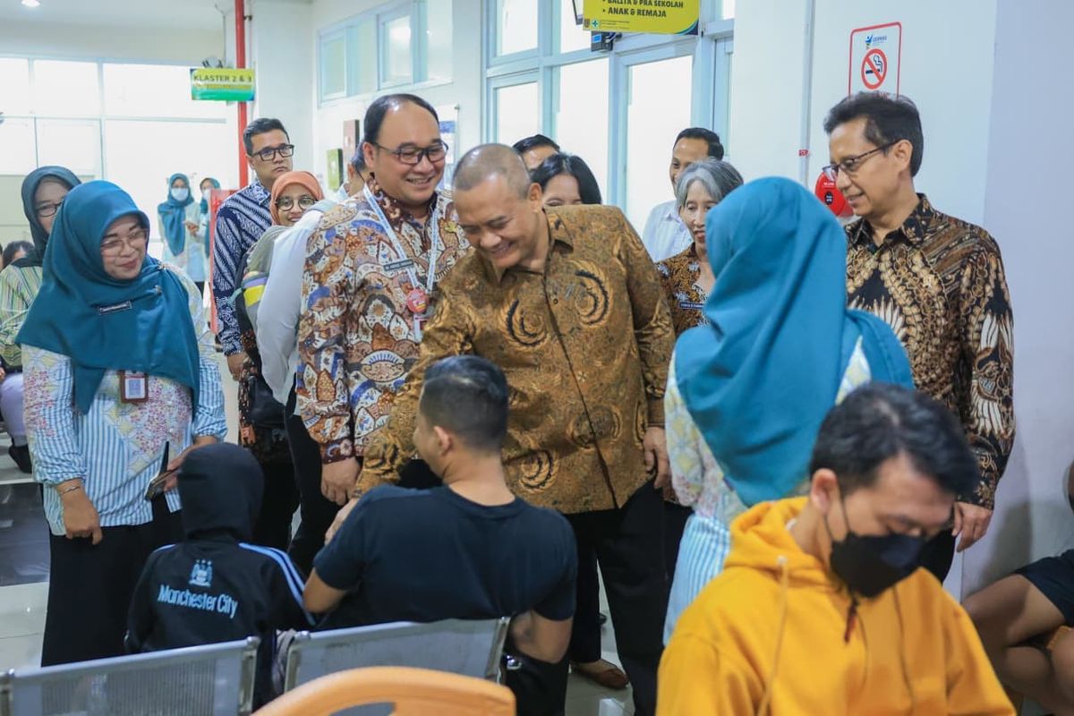 Gubernur Jawa Tengah (Jateng) Ahmad Luthfi saat mendampingi Menteri Kesehatan Budi Gunadi Sadikin meninjau cek kesehatan gratis di Puskesmas Pandanaran, Kota Semarang, Selasa (10/2/2026).