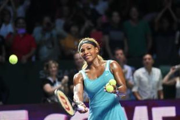 Petenis Amerika Serikat, Serena Williams, memukul bola untuk para penonton di Singapore Indoor Stadium setelah memenangi laga semifinal WTA Final melawan petenis Denmark, Caroline Wozniacki, Sabtu (26/10/2014). Williams menang 2-6, 6-3, 7-6(6).