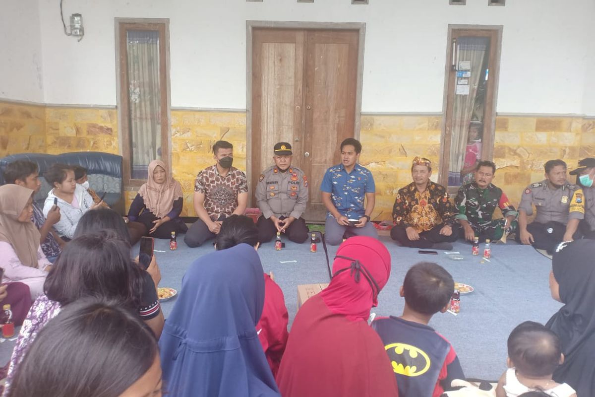 Warga penolak kepulangan Riyanto saat ditemui oleh pihak kepolisian dan pemerintah desa.