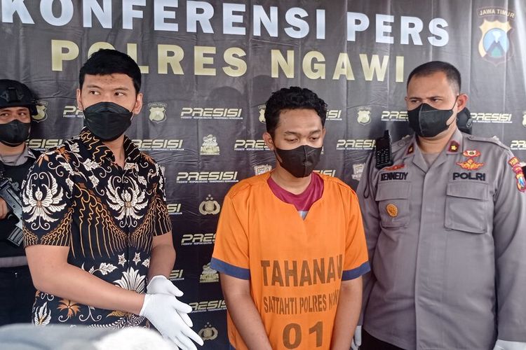 Wakapolres Ngawi Kompol Henry Ferdinand Kennedy, pelaku pembunuhan dengan cara ditikam diamankan di lokasi pelariannya di Kota Solo. Pelaku turut serta membawa pisau yang digunakan menikam di tas yang dibawanya.