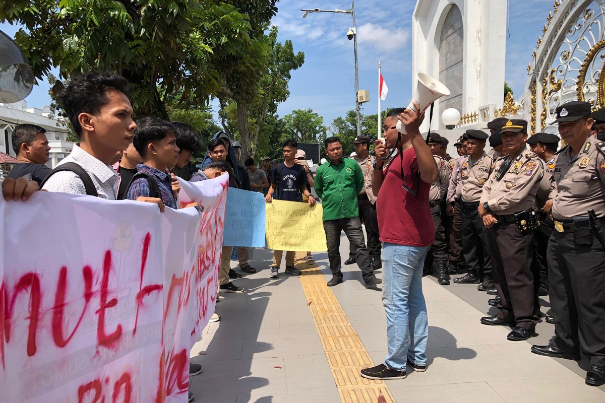 Massa dari Aliansi Mahasiswa Sumatera Utara Bersatu berunjuk rasa tolak Penjabat Gubernur Sumut yang baru Agus Fatoni di Kantor Gubernur Sumut, Selasa (25/6/2024)