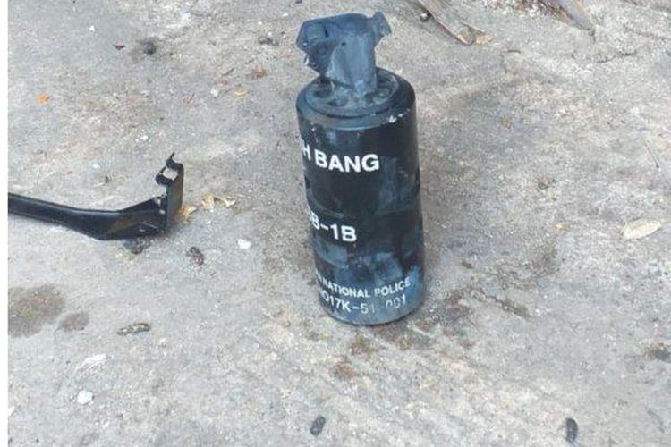 Penampakan granat yang meledak di gang sempit permukiman Jalan Tipar Timur, RT 08 RW 04 Kelurahan Semper Barat, Cilincing, Jakarta Utara, Rabu (28/9/2022). 
