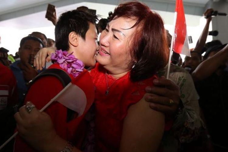 Pebulu tangkis ganda campuran Indonesia, Liliyana Natsir (kiri) disambut oleh sang ibunda, Olly Maramis, sesaat setelah tiba di Bandara Soekarno Hatta, Cengkareng, Jakarta, Selasa (23/8/2016).