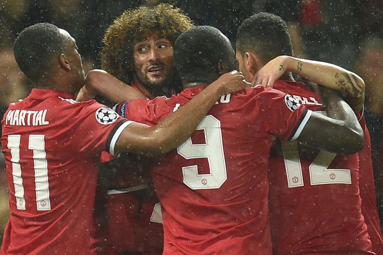 Marouane Fellaini dikerubuti rekan-rekannya saat membawa Manchester United unggul atas Basel pada babak pertama pertandingan Liga Champions di Stadion Old Trafford, Selasa (12/9/2017).