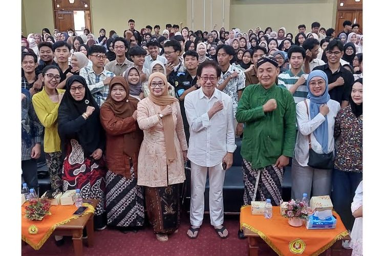 Usai kuliah umum, Irwan Hidayat berfoto bersama dosen dan mahasiswa Program Studi Hubungan Masyarakat UPN Veteran Yogyakarta yang antusias menyimak kisah dan nilai hidup yang ia bagikan