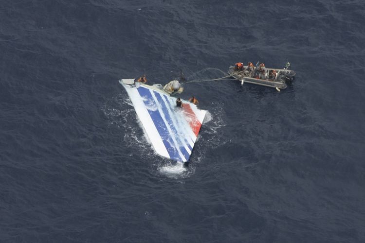 Sirip tegak pesawat Airbus A330 Air France penerbangan 447 yang jatuh di Samudera Atlantik, 1 Juni 2009.