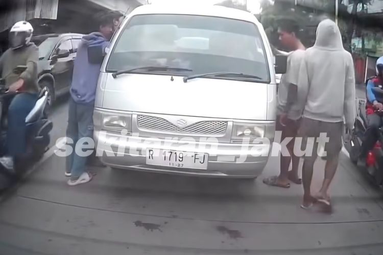 Mobil Pelat Luar Jakarta Dikerubungi 4 Pria di Jakut, Diduga Jadi Korban Pemalakan