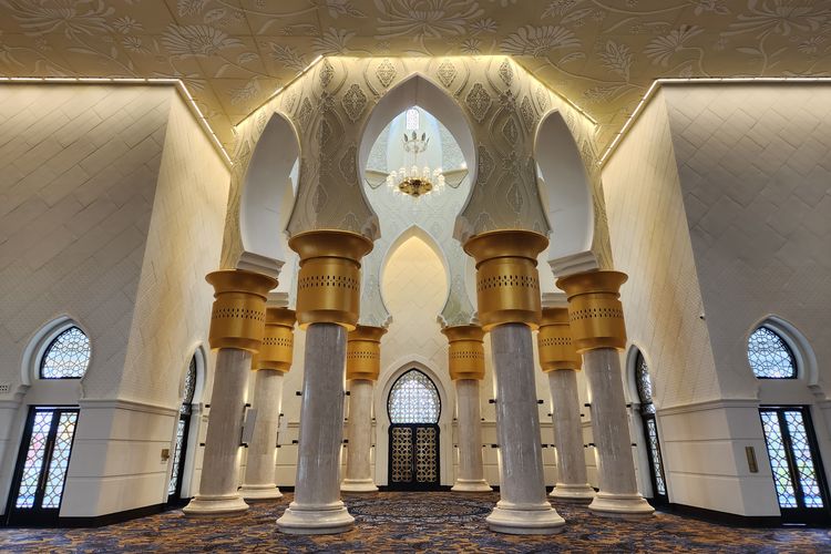 Penampakan interior Masjid Raya Sheikh Zayed yang dipenuhi corak batik khas budaya lokal